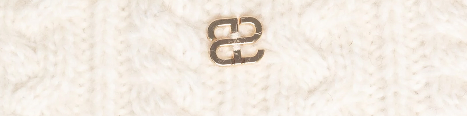 Jak nosić czapkę z pomponem? Poradnik stylizacji