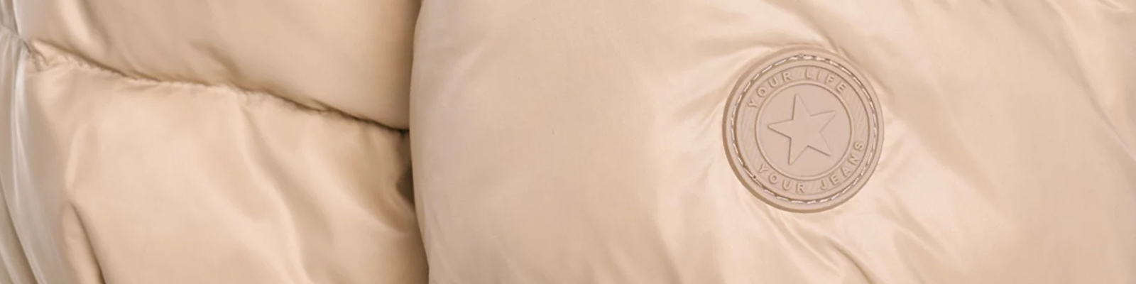 Jaka kurtka do szerokich jeansów? Poradnik stylizacji