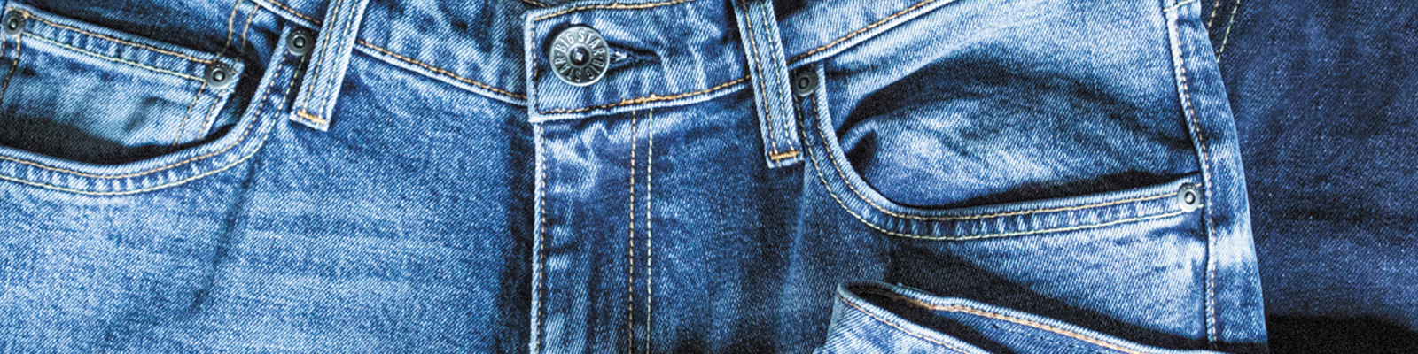 Jak składać spodnie? Praktyczne metody na porządek w szafie