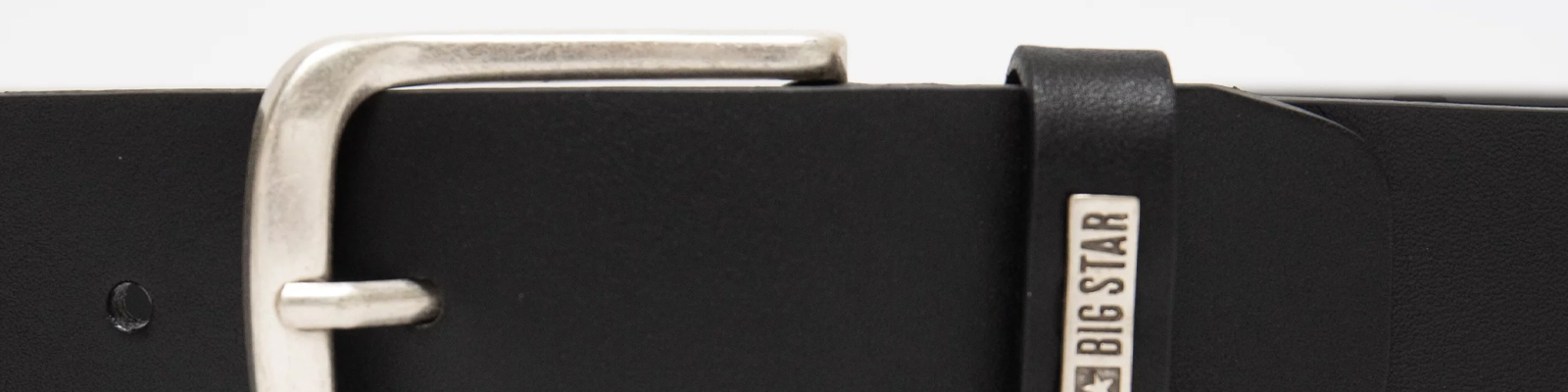 Jak dobrać pasek do spodni? Przykłady różnych fasonów spodni