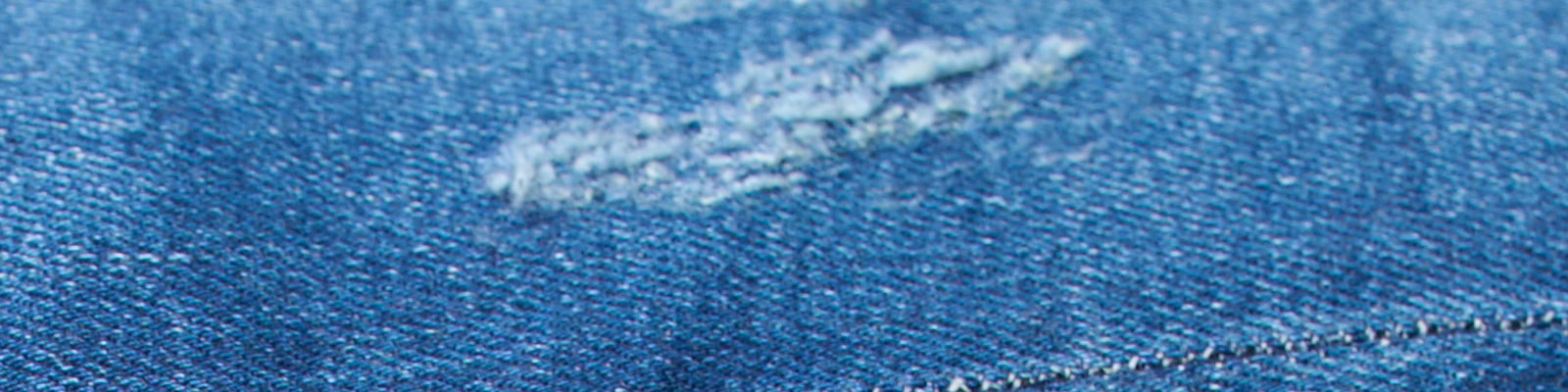 Czy jeansy z dziurami i przetarciami są modne?