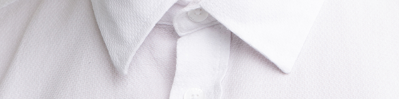 Modne i wygodne stylizacje z białą koszulą i jeansami