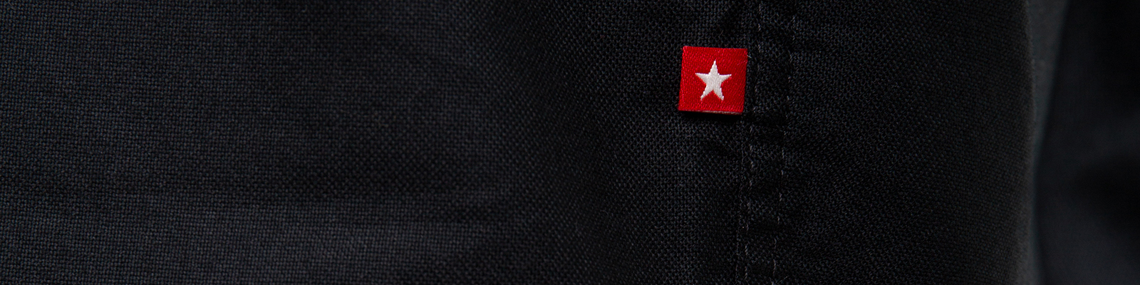 Jakie jeansy do czarnej koszuli warto wybrać? Polecane kolory i fasony