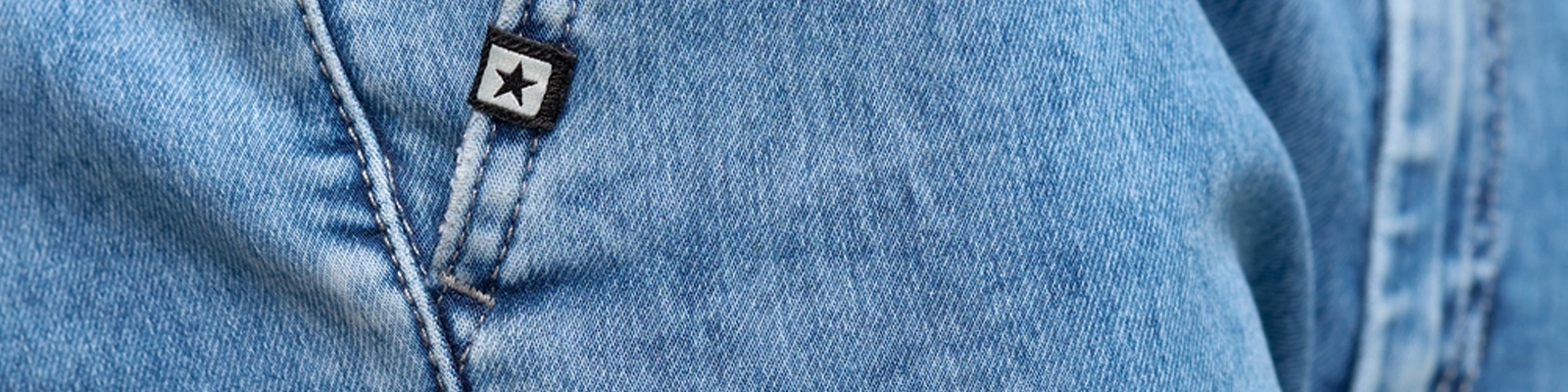 Co to znaczy loose fit jeans i jak stylizować ten fason?