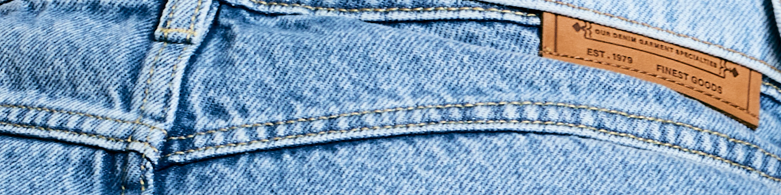 Jak ubiera się Sabrina Carpenter? Kobiece stylizacje na topie