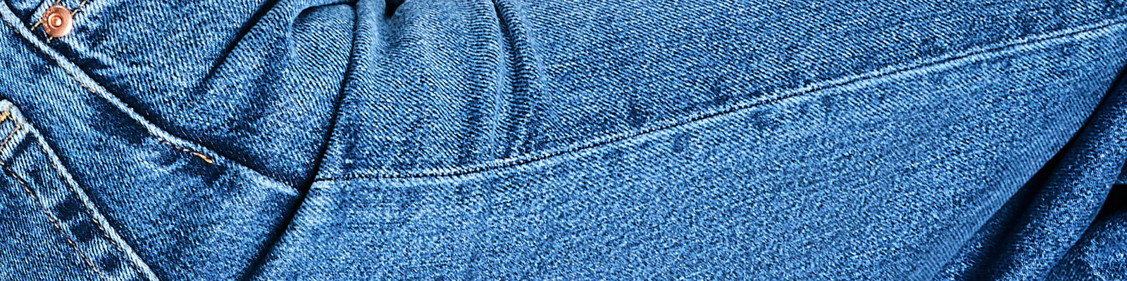 Poznaj jeansy w stylu lat 90! Wybierz modne modele, które dalej zachwycają