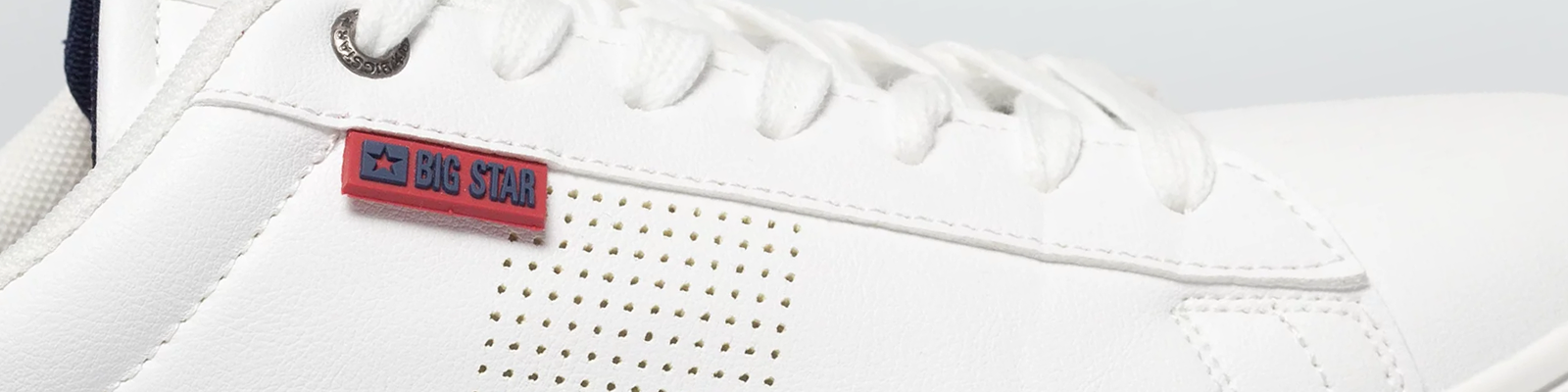 Czy sneakersy pasują do marynarki?