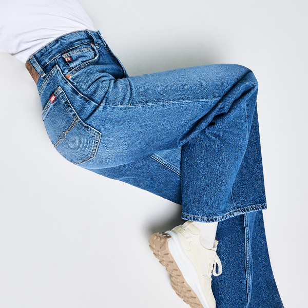 Poznaj jeansy w stylu lat 90! Wybierz modne modele, które dalej zachwycają