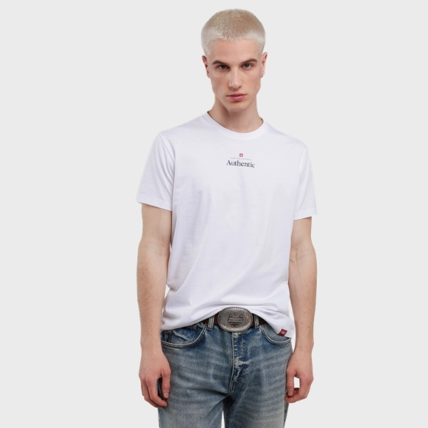 Z czym nosić biały T-shirt?